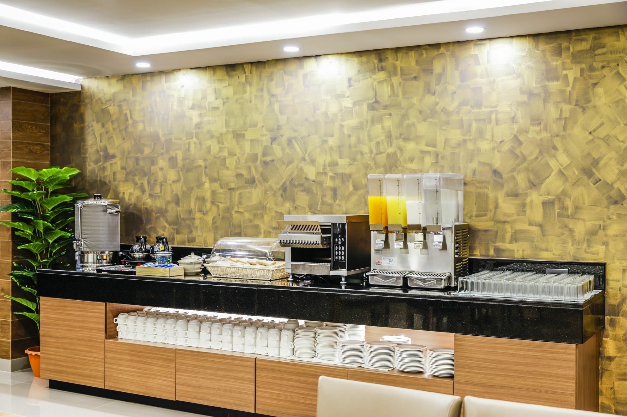 Livotel Hotel Hua Mak Банкок Екстериор снимка