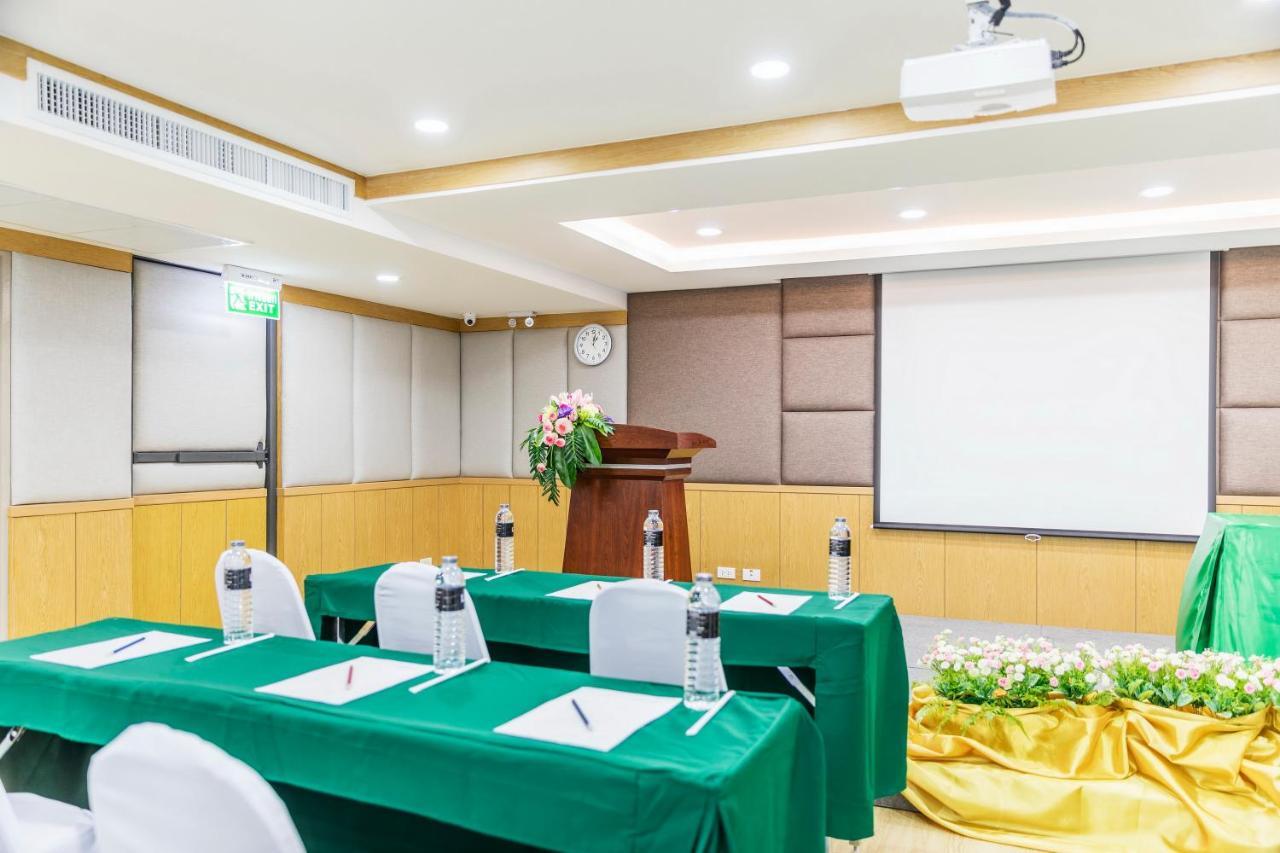 Livotel Hotel Hua Mak Банкок Екстериор снимка